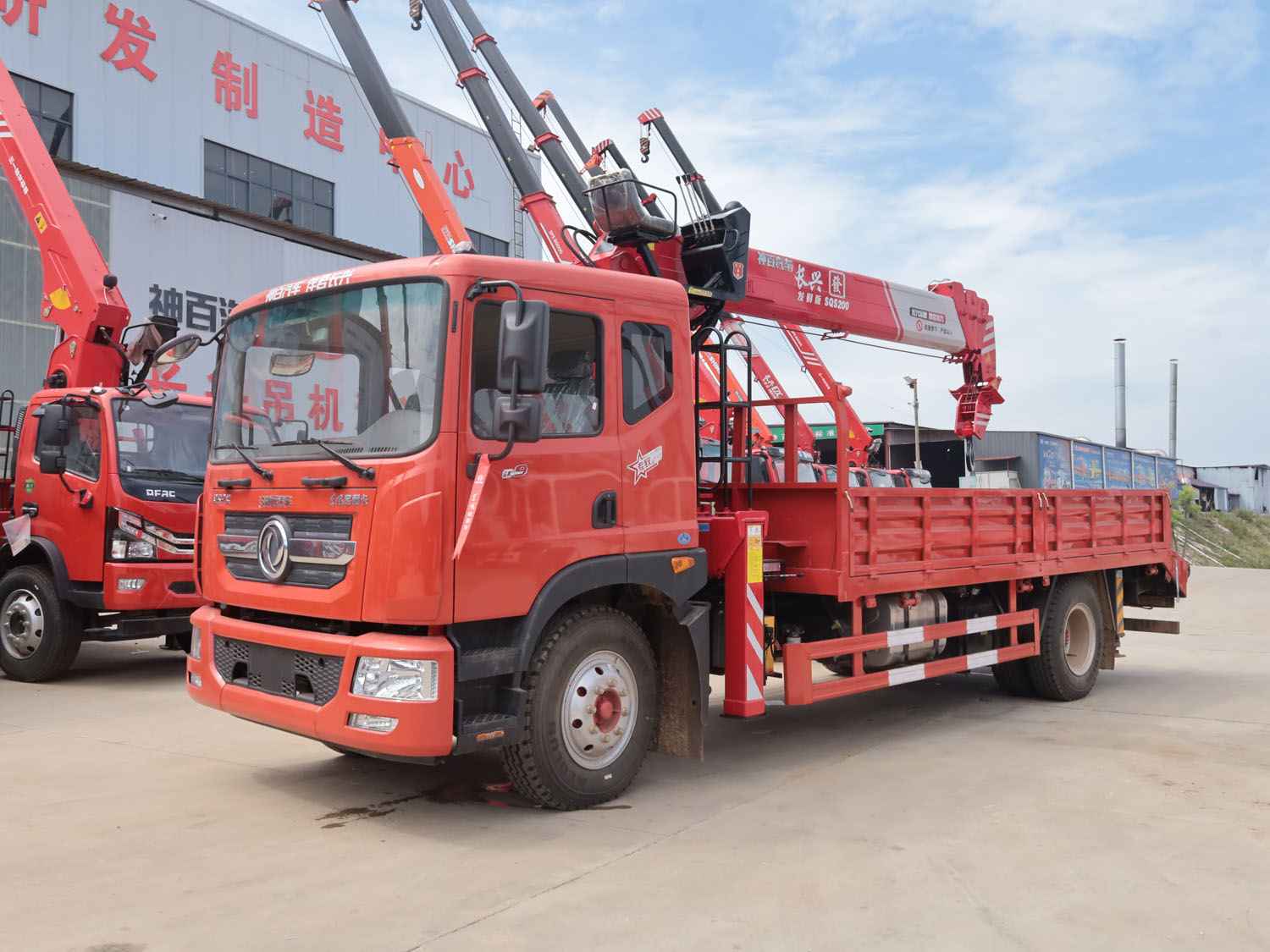 東風(fēng)多利卡D9排半上裝長興發(fā)財版8噸直臂式吊機(jī)